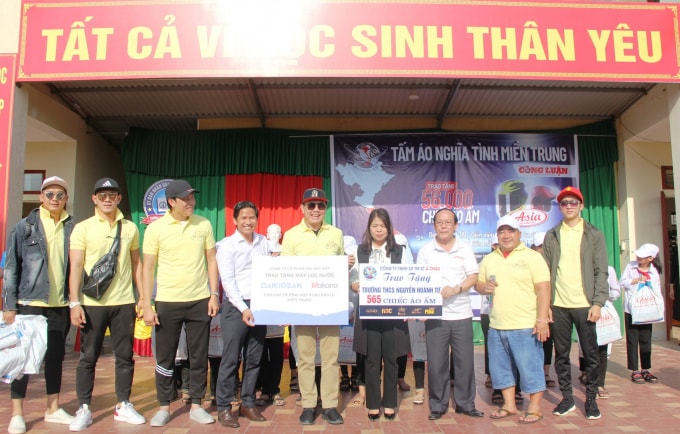 Trao quà cho trường THCS Nguyễn Hoành Từ (huyện Thạch Hà, Hà Tĩnh)