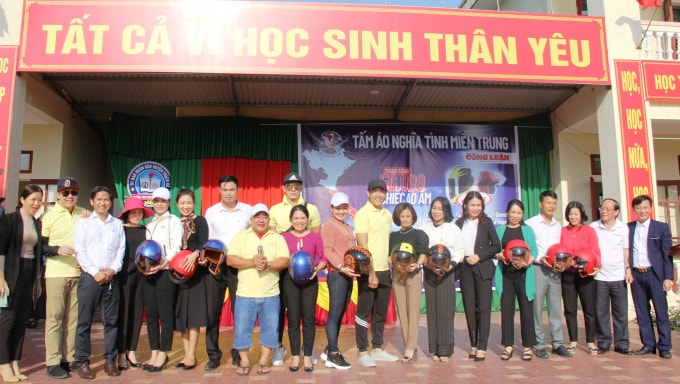 Trao 10 mũ bảo hiểm do Công ty Á Châu sản xuất cho giáo viên trường THCS Nguyễn Hoành Từ (huyện Thạch Hà, Hà Tĩnh)