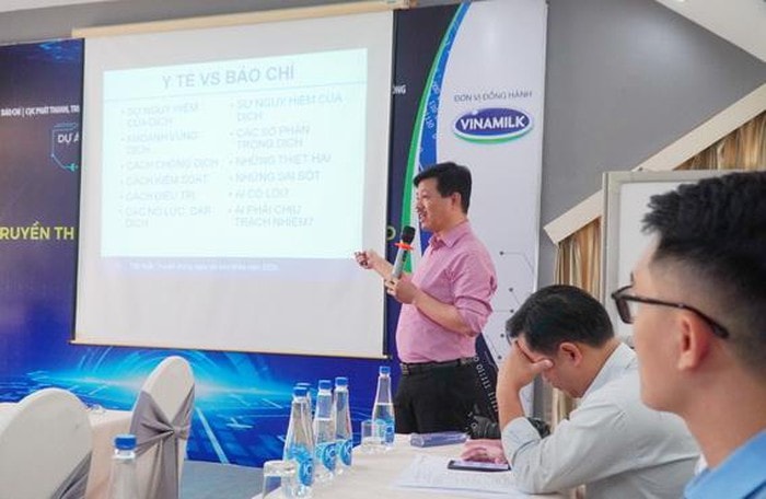 Ông Vũ Mạnh Cường, Vụ phó Vụ Truyền thông và Thi đua khen thưởng (Bộ Y Tế) trình bày chuyên đề Truyền thông phòng, chống dịch Covid-19 tại khóa tập huấn.