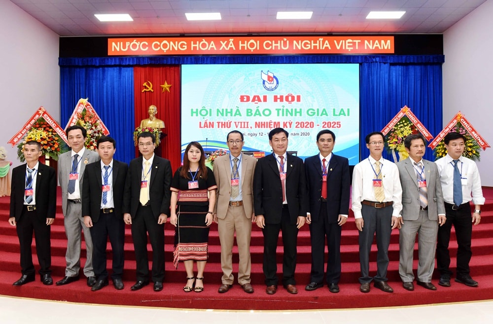 Ban Chấp hành Hội Nhà báo tỉnh Gia Lai khóa VIII (nhiệm kỳ 2020-2025) ra mắt nhận nhiệm vụ trước Đại hội. Ảnh: Đức Thụy
