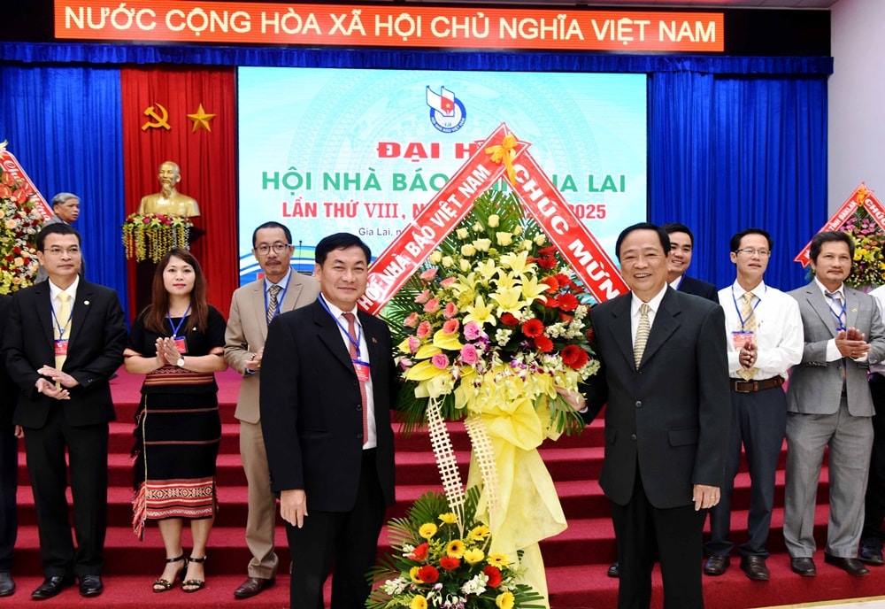 Phó Chủ tịch Hội Nhà báo Việt Nam Mai Đức Lộc tặng hoa chúc mừng Ban Chấp hành Hội Nhà báo tỉnh Gia Lai khóa VIII. Ảnh: Đức Thụy
