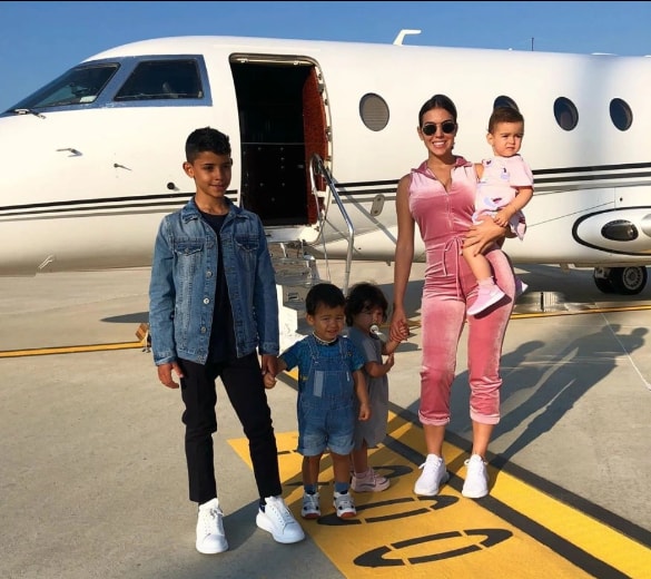 Cô nàng Georgina Rodriguez, bạn gái Ronaldo đã sử dụng phi cơ riêng đi phát quà Giáng sinh sớm cho trẻ em. Ảnh: TL