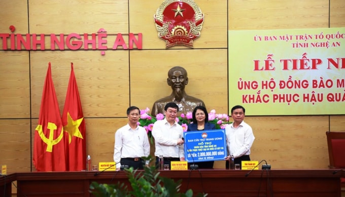 Phó Chủ tịch nước Đặng Thị Ngọc Thịnh trao hỗ trợ cho Nghệ An khắc phục thiệt hại do mưa lụt. Ảnh BNA