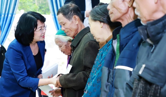 Phó Chủ tịch nước Đặng Thị Ngọc Thịnh trao quà cho người dân và học sinh nghèo tại Thanh Chương. Ảnh BNA 