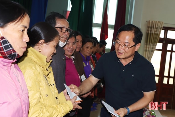 Nhà báo Lê Xuân Sơn - Tổng biên tập Báo Tiền Phong trao quà cho người dân. Ảnh: Phan Trâm