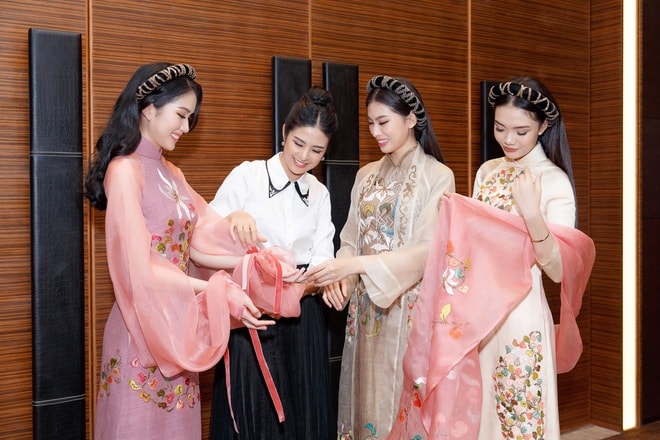 Ngọc Hân thử áo dài cho thí sinh Hoa hậu Việt Nam.