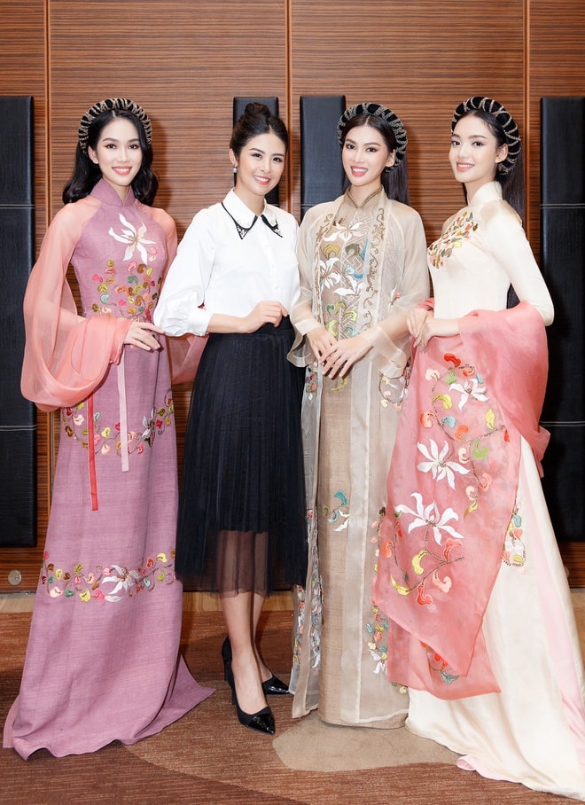 Hoa hậu Việt Nam 2010 bên cạnh các thí sinh năm nay.