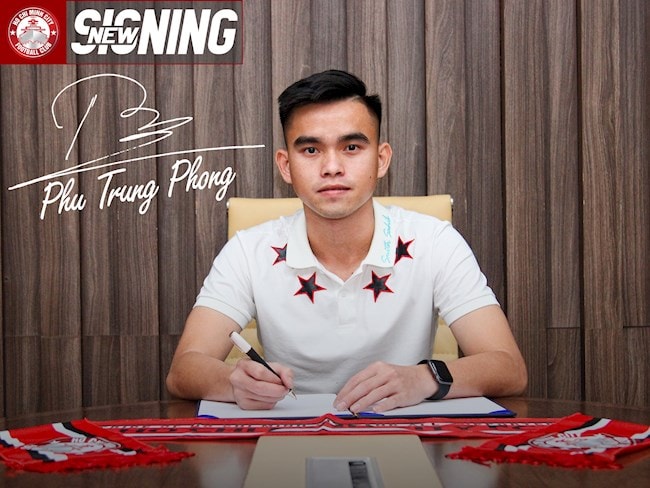 Phù Trung Phong là cái tên thứ 4 khi chính thức ký bản hợp đồng thời hạn 3 năm với CLB TP.HCM sau khi V.League 2020 kết thúc. Ảnh: bongda24h.vn