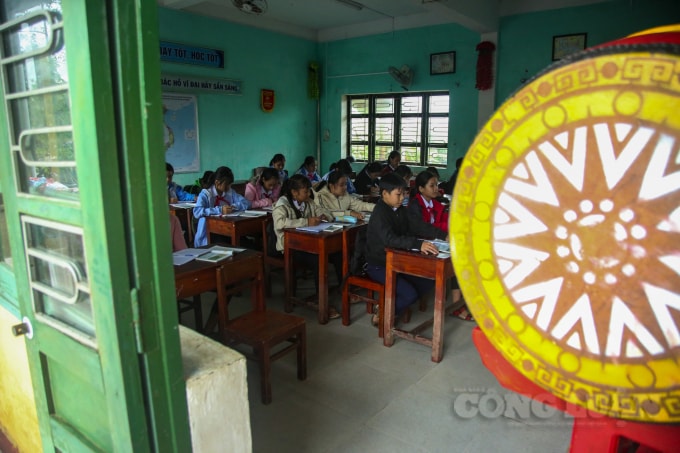 Có mặt tại ngôi trường THCS Nguyễn Xuân Thưởng (xã Hương Toàn, TX. Hương Trà, tỉnh Thừa Thiên Huế) vào 8h sáng 16/11. Đây là buổi học đầu tiên của các em sau khi nghỉ 4 ngày do mưa bão. Vẫn còn khá đông học sinh không thể đến trường trong buổi học đầu tuần do mưa, nước ngập.