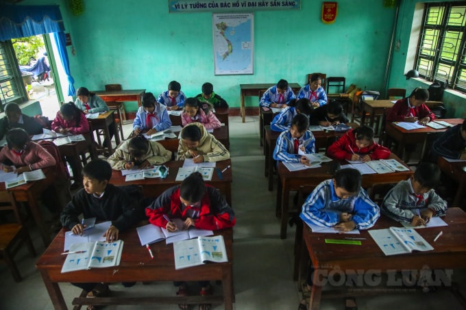 Thầy Trương Bính, giáo viên môn Địa, Trường Nguyễn Xuân Thưởng (xã Hương Toàn, TX. Hương Trà, tỉnh Thừa Thiên Huế) cho hay: Lớp tôi đang dạy là lớp 7-3. Lớp học này có tổng số 32 học sinh nhưng sau cơn bão số 13, hôm nay đã có 5 em không thể đến lớp do mưa nước lên cao, việc di chuyển đến trường khó khăn. Có những em ở cách trường gần 10km, nên cứ mùa mưa bão về là hầu như phải nghỉ học 1 vài buổi là bình thường, đối với những em đó chúng tôi sẽ bố trí dạy bù sau.