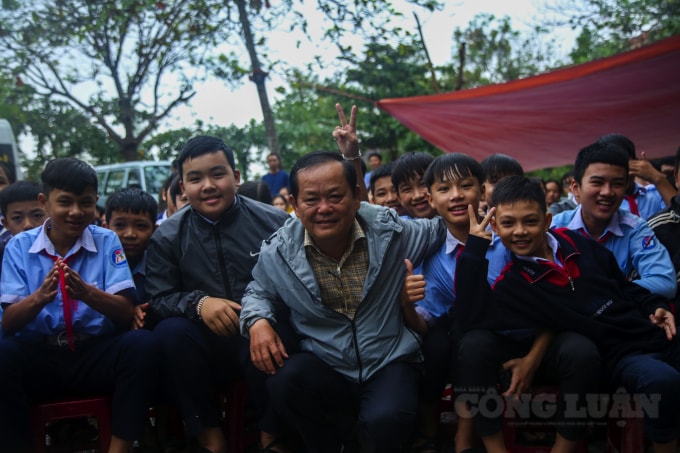 Nhà báo Mai Phúc - Trưởng cơ quan Đại diện phía Nam, Báo Nhà báo và Công luận chụp hình lưu niệm cùng các em học sinh nơi vùng lũ tỉnh Thừa Thiên Huế.