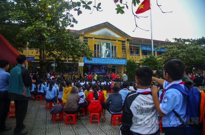 Niềm vui mừng của các em học sinh vùng bão, lũ ở tỉnh Thừa Thiên Huế sau cơn bão số 13, ngày đầu tiên đi học được đón đoàn từ thiện áo ấm.
