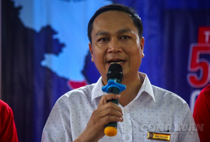 Thầy Đặng Văn Minh – P.Hiệu trưởng phụ trách Trường THPT Hà Trung cảm ơn đoàn đã đến hỗ trợ, ủng hộ cho các em học sinh trong trường. Được biết, Sao bão số 13, nhà trường đã tổ chức dạy học trở lại bình thường, ngày 16/11 toàn trường có 26 học sinh vắng học, do một số học sinh ở các vùng thấp trũng còn ngập lụt. Nhà trường đã chỉ đạo giáo viên bộ môn tổ chức bồi dưỡng cho các em đi học trở lại để đảm bão kiến thức chuẩn bị cho đợt kiểm tra giữa kỳ sắp đến.