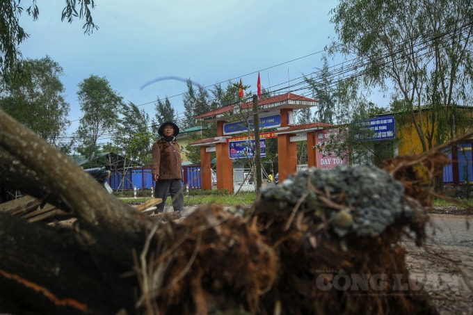 Sau chuyến trao quà đầy ý nghĩa cho các em học sinh ở tỉnh Thừa Thiên Huế, đoàn xe chở những tấm áo nghĩa tình miền Trung tiếp tục hành trình đến tỉnh Quảng Nam để trao các phần quà cho các em học sinh ở đây, nơi cơn bão số 13 đã gây ảnh hưởng không nhỏ đến nơi này.