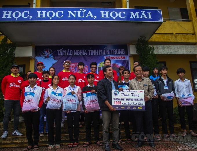 Dịp này, thông qua ngành giáo dục các địa phương, các công ty đã gửi 10.000 chiếc áo ấm, 100 mũ bảo hiểm, 4 máy lọc nước trao tặng cho học sinh, giáo viên 22 trường học ở các địa phương Phong Điền, Hương Trà, Phú Vang, A Lưới, Phú Lộc.