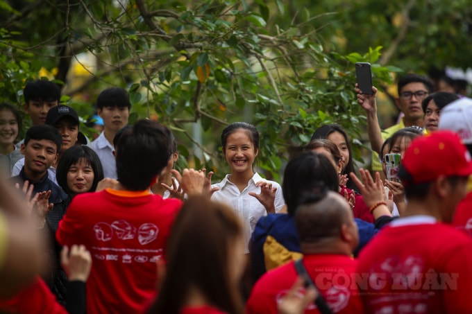 Giúp các em học sinh nơi vùng bão, lũ có thêm những niềm vui, tiếng cười.