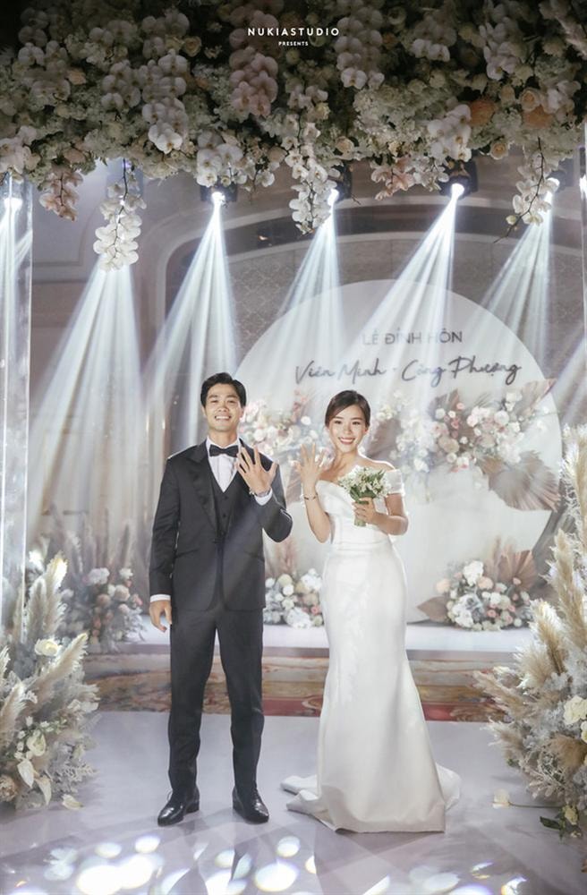 Trong lễ đính hôn trước đó, Viên Minh cũng ưu ái váy cưới trễ vai, nhẹ nhàng, style Hàn Quốc.