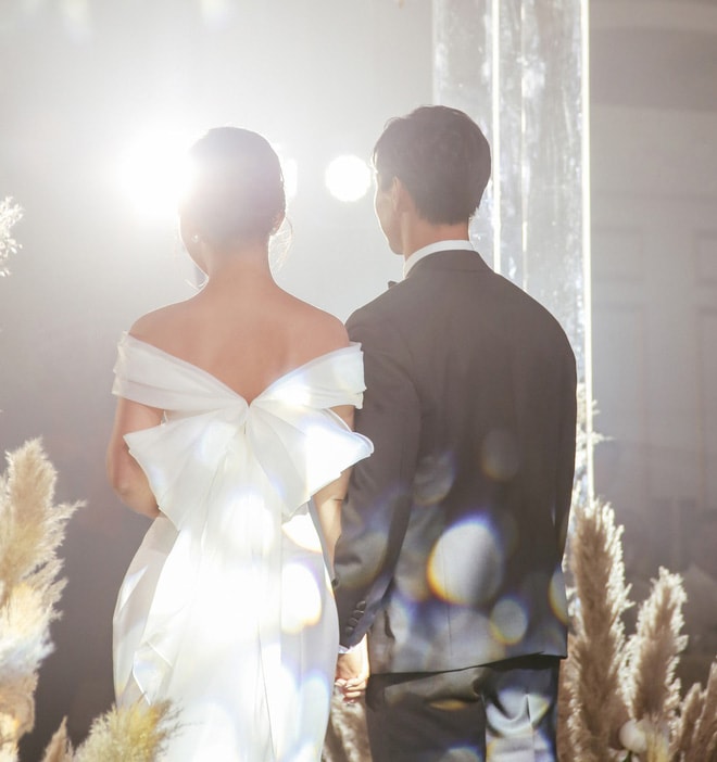 Những hình ảnh hiếm hoi trong đám cưới của cặp đôi trai tài gái sắc.