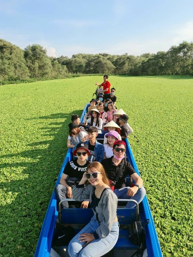 Du khách thường trọn mùa nước nổi để tham quan rừng tràm Trà Sư