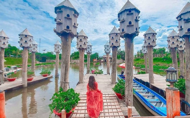 Các bạn trẻ check in lâu đài bồ câu theo phong cách châu Âu độc đáo