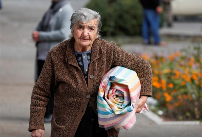 Một người dân Armenia đang trở lại Stepanakert, Nagorno-Karabakh, sau 6 tuần giao tranh giữa lực lượng Azerbaijan và các lực lượng Armenia dân tộc thiểu số - Ảnh: Reuters