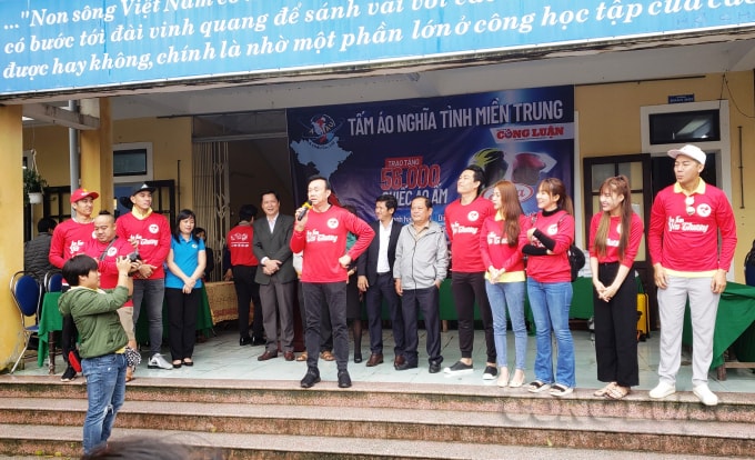 Báo Nhà báo và Công luận cùng Cty TNHH SXTM kỹ thuật Á Châu về trao 56.000 áo ấm cho học sinh vùng lũ tỉnh Hà Tĩnh, Quảng Bình, Quảng Trị , Thừa Thiên Huế và Quảng Nam.