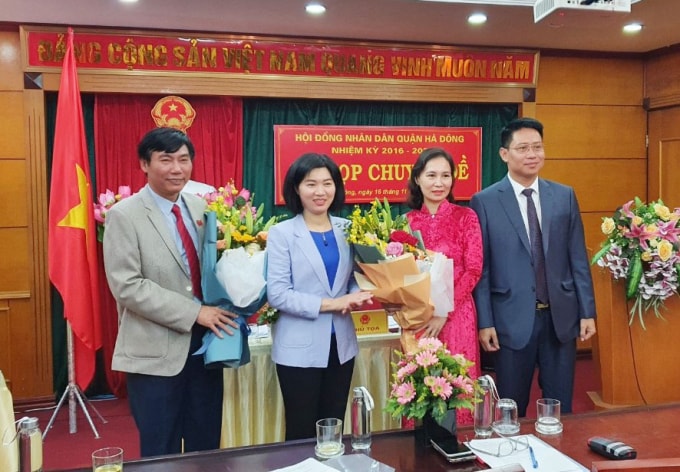 Lãnh đạo Thành ủy thành phố Hà Nội tặng hoa chúc mừng bà Cấn Thị Việt Hà (thứ 2 từ phải qua) và ông Nguyễn Văn Trường (ngoài cùng bên trái) nhận nhiệm vụ mới