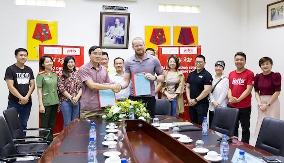 Ông Dane Fort và Thiếu tá Đỗ Văn Hào tại buổi ký kết hỗ trợ cán bộ chiến sĩ rèn luyện thể lực.