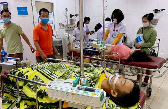 Hình ảnh các bệnh nhân nhập viện cấp cứu, nghi ngộ độc khí CO do sử dụng than củi để sưởi sau sinh. Ảnh: doisongvietnam.vn