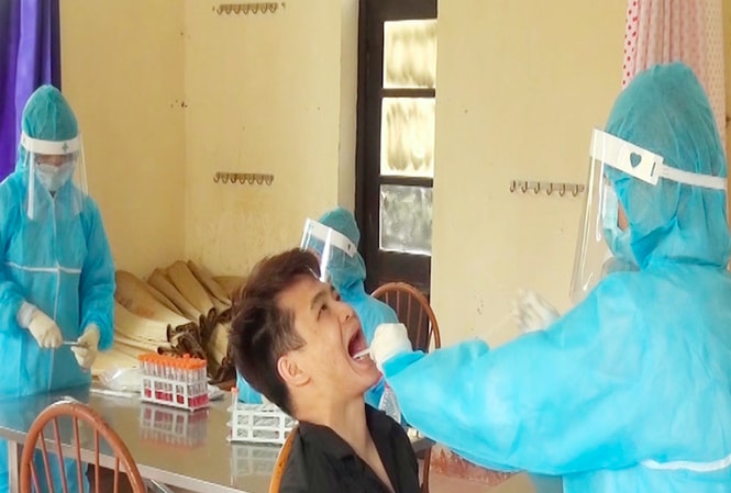 Công dân nhập cảnh từ nước ngoài về Hà Nam được khám, xét nghiệm COVID-19. Ảnh: TL