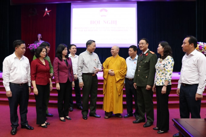 Đại tướng Tô Lâm, Ủy viên Bộ Chính trị, Bộ trưởng Bộ Công an chụp ảnh lưu niệm cùng Đoàn Đại biểu Quốc Hội tỉnh Bắc Ninh.