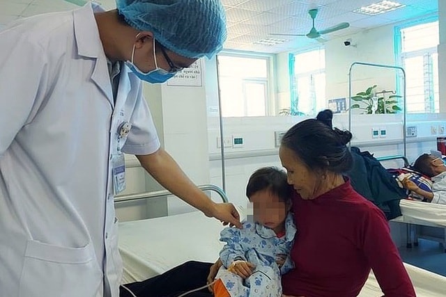 Bé gái 2 tuổi (ở giữa) nhập viện do vô tình để hạt cườm lọt vào trong ống tai. Ảnh: doisongvietnam.vn