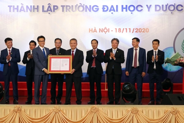 Phó Thủ tướng Vũ Đức Đam trao Quyết định của Thủ tướng Chính phủ thành lập Trường ĐH Y Dược. Ảnh: VGP