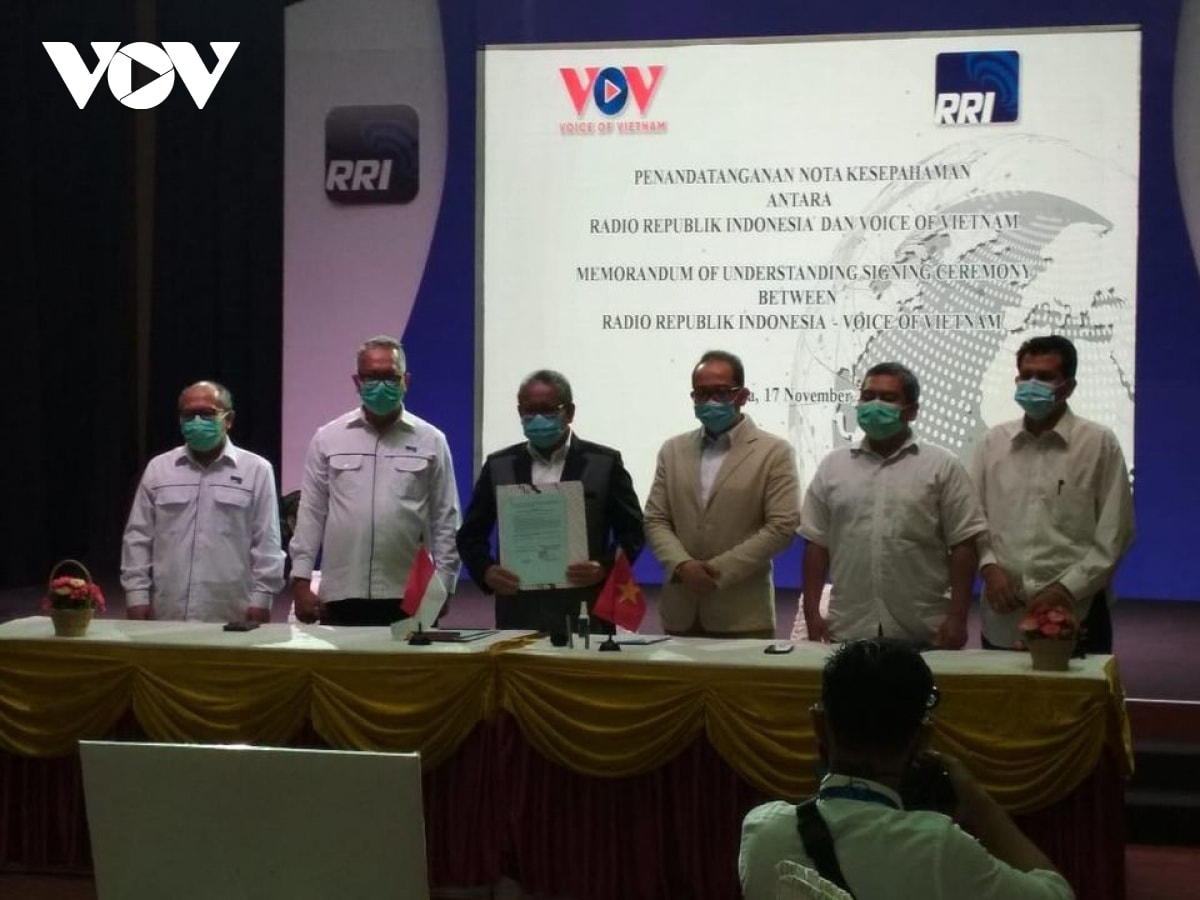 Tổng Giám đốc Mohamad Rohanudi cùng ban lãnh đạo RRI tại buổi lễ ký kết thỏa thuận hợp tác. (Ảnh: RRI)