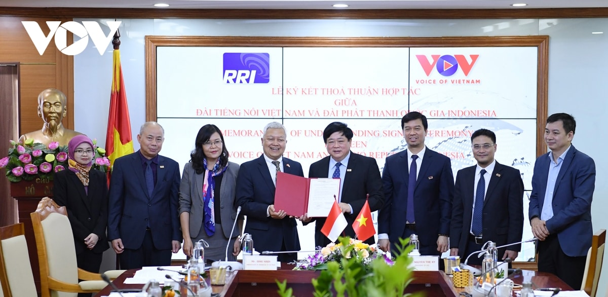 Tổng Giám đốc Nguyễn Thế Kỷ và Đại sứ Indonesia tại Việt Nam Ibnu Hadi, cùng cán bộ nhân viên VOV tại lễ ký kết. Ảnh: vov.vn