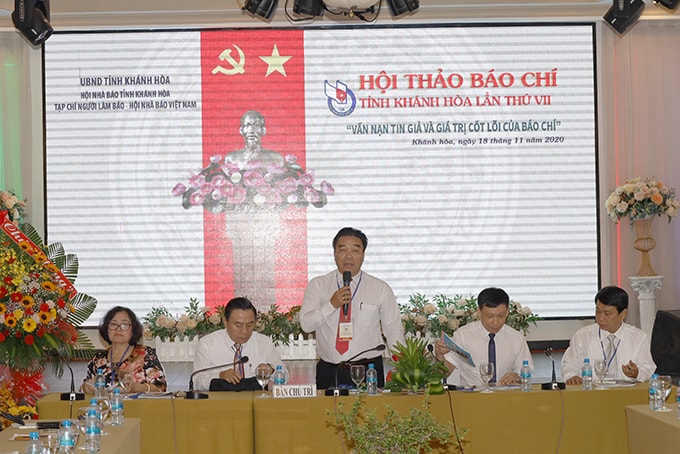 Các thành viên chủ trì hội thảo làm việc. Ảnh: N.T