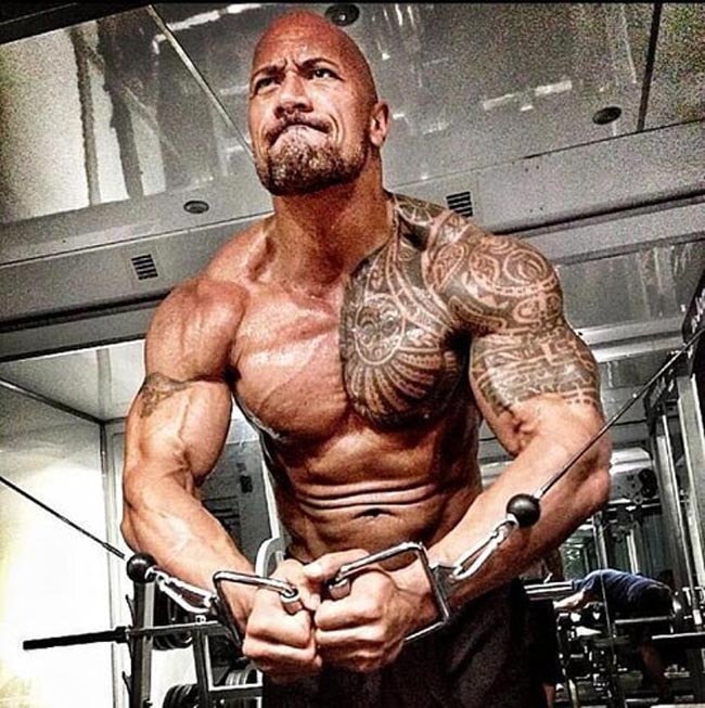 Mặc dù không còn thi đấu thường xuyên, nhưng The Rock vẫn duy trì việc tập gym mỗi ngày. Ảnh: TL