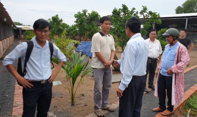 Ông Phạm Thanh Việt (ảnh thứ hai từ trái sang) tiếp và giải thích với đoàn Thanh tra huyện Củ Chi trong một lần Thanh tra huyện đi kiểm tra thực tế. (Ảnh - Chính Kỳ)