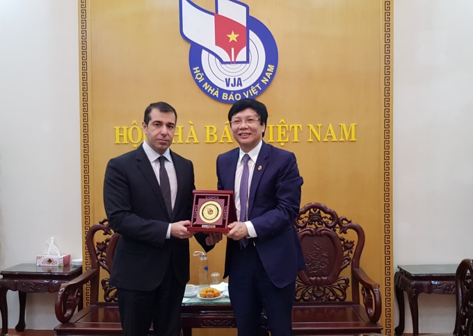 Phó Chủ tịch Thường trực Hội Nhà báo Việt Nam Hồ Quang Lợi tặng quà kỉ niệm cho Đại sứ CH Azerbaijan tại Việt Nam Anar Imanov