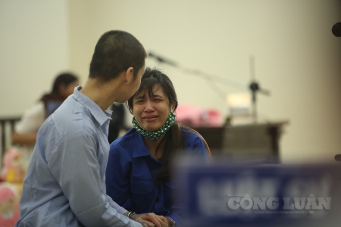 Bị cáo Tuấn và bị cáo Lan Anh ôm nhau khóc nức nở trước giờ tuyên án.