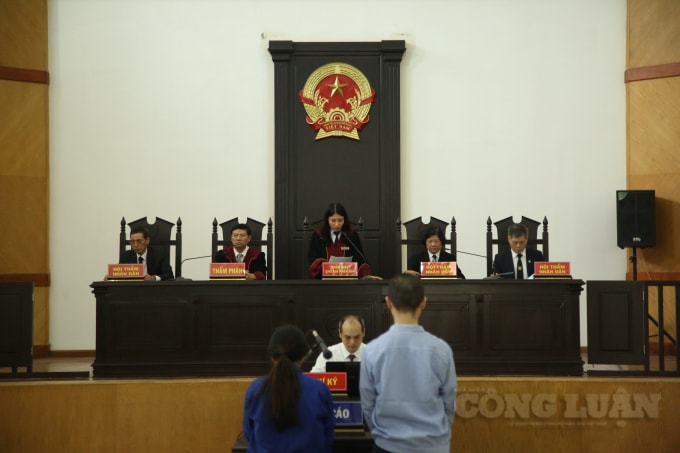 Tòa bắt đầu tuyên án.