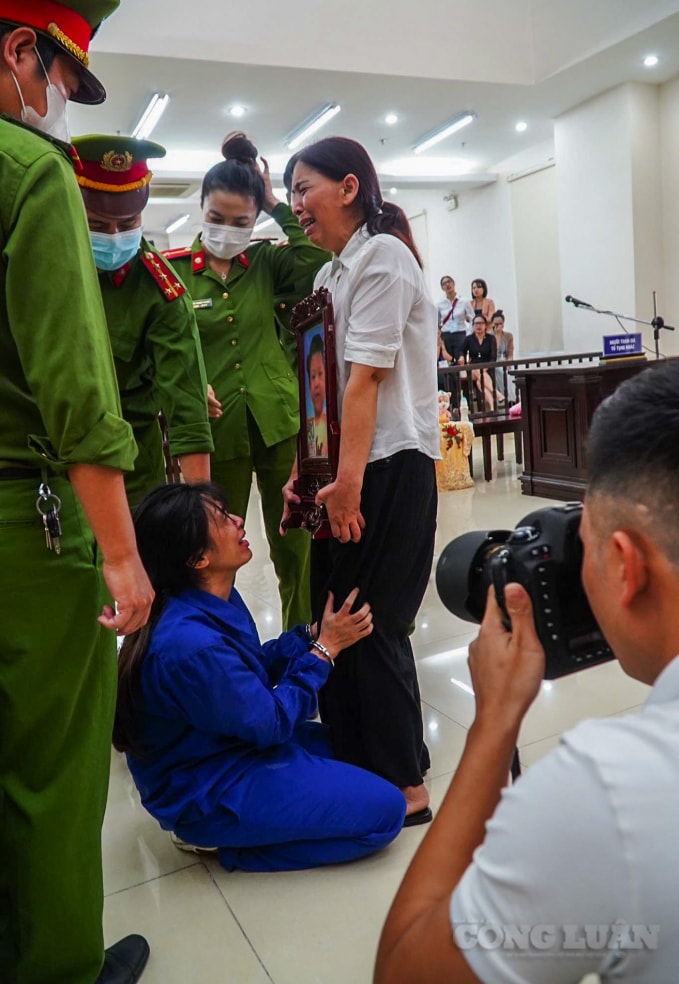 Khi nghe đề nghị mức án trên, bị cáo Lan Anh quỳ khóc xin lỗi bố mẹ nhà chồng và mẹ đẻ về những sai lầm khi gây ra vụ việc.