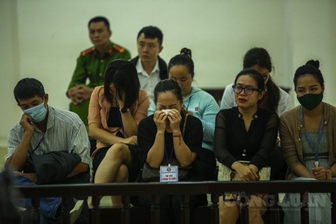Nhiều người thân đã không kìm được cảm xúc.