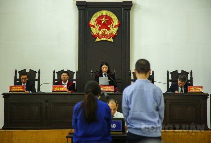 Tòa bắt đầu tuyên án.