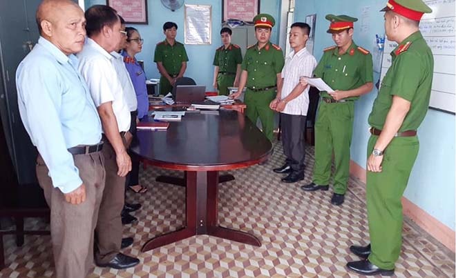 Công an đọc lệnh bắt đối với P.Đ.T. Ảnh: cand.com.vn
