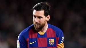 Messi ngồi trên khán đài trong buổi tập mới nhất của CLB Barca. Ảnh: TL
