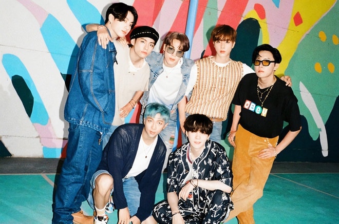 BTS từng nhiều lần được Tổng thống Hàn Quốc Moon Jae In viết thư khen ngợi BTS vì những thành tích đạt được, cũng như việc góp công quảng bá văn hóa âm nhạc xứ kim chi ra nước ngoài.