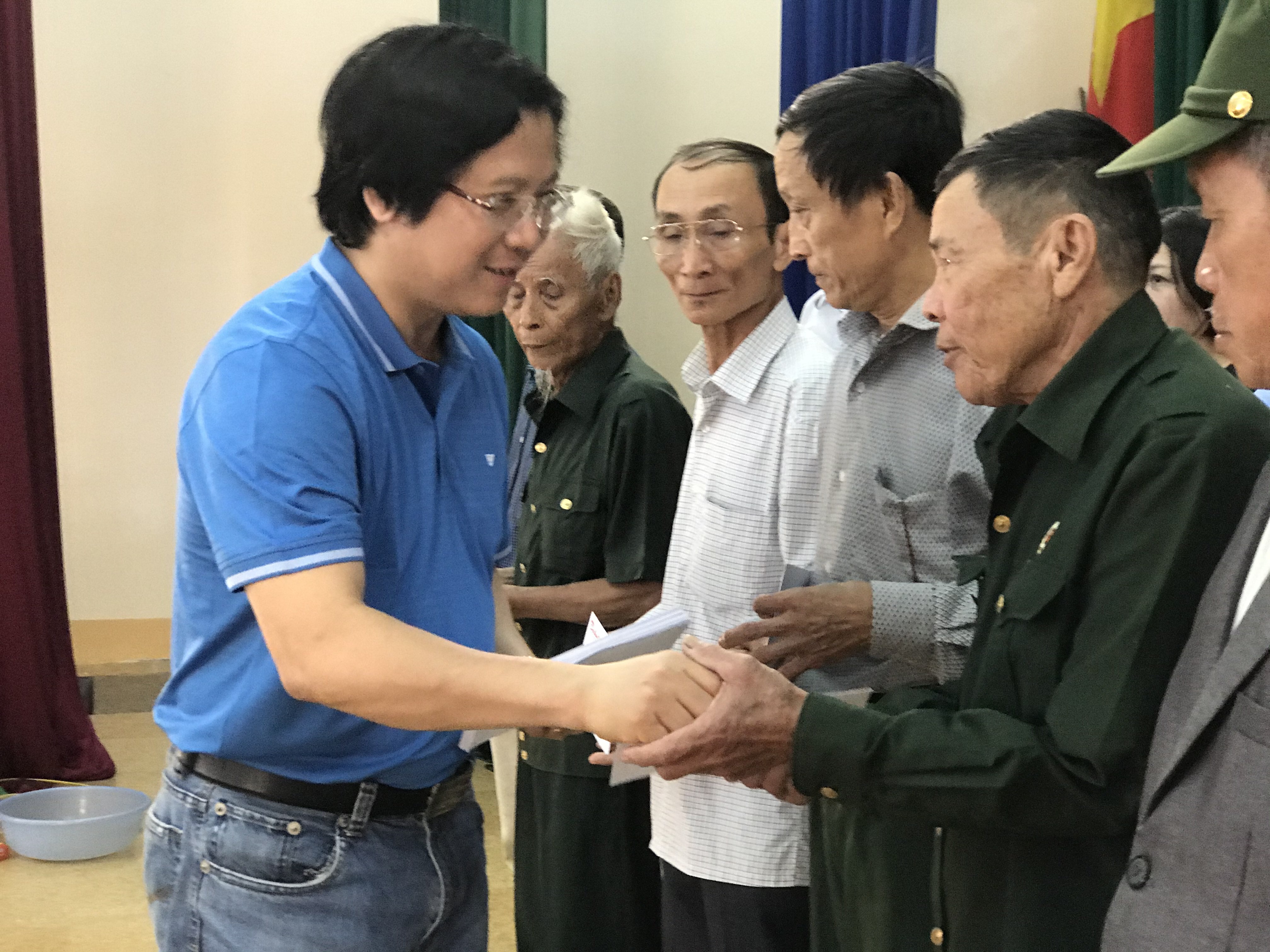 Phó Tổng Biên tập phụ trách Báo Đại Đoàn Kết trao quà cho người dân vùng lũ huyện Cẩm Xuyên, Hà Tĩnh. Ảnh: Xuân Ngọc