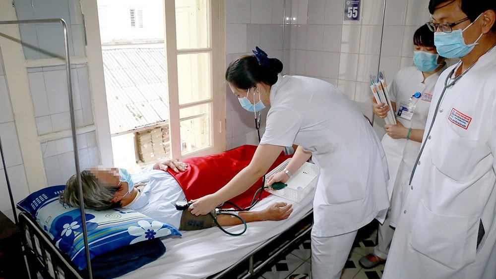 Bệnh nhân mắc Whitmore đang điều trị tại khoa Hồi sức cấp cứu Bệnh viện Trung ương Huế. Ảnh: TL