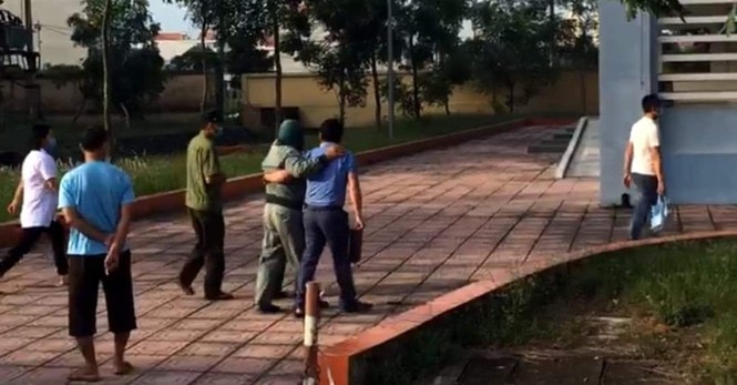 Một số người dân khác tại xã Lai Hạ nghi ngộc độc thực phẩm đến cơ sở y tế khám và điều trị. Ảnh: tienphong.vn